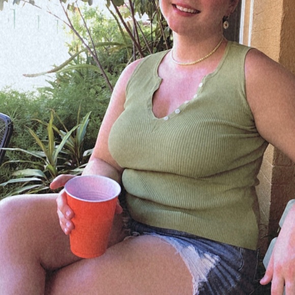 Vntg green Y2k ribbed v neck tank top - Picture 6 of 7